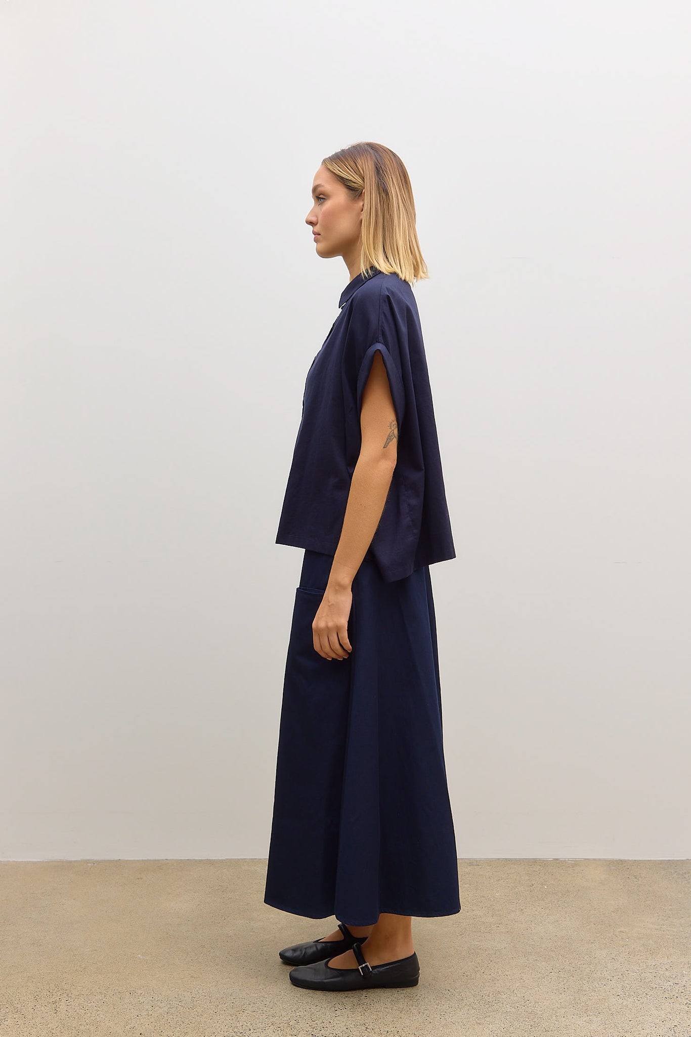 A Short Sleeve Short Blouse Navy