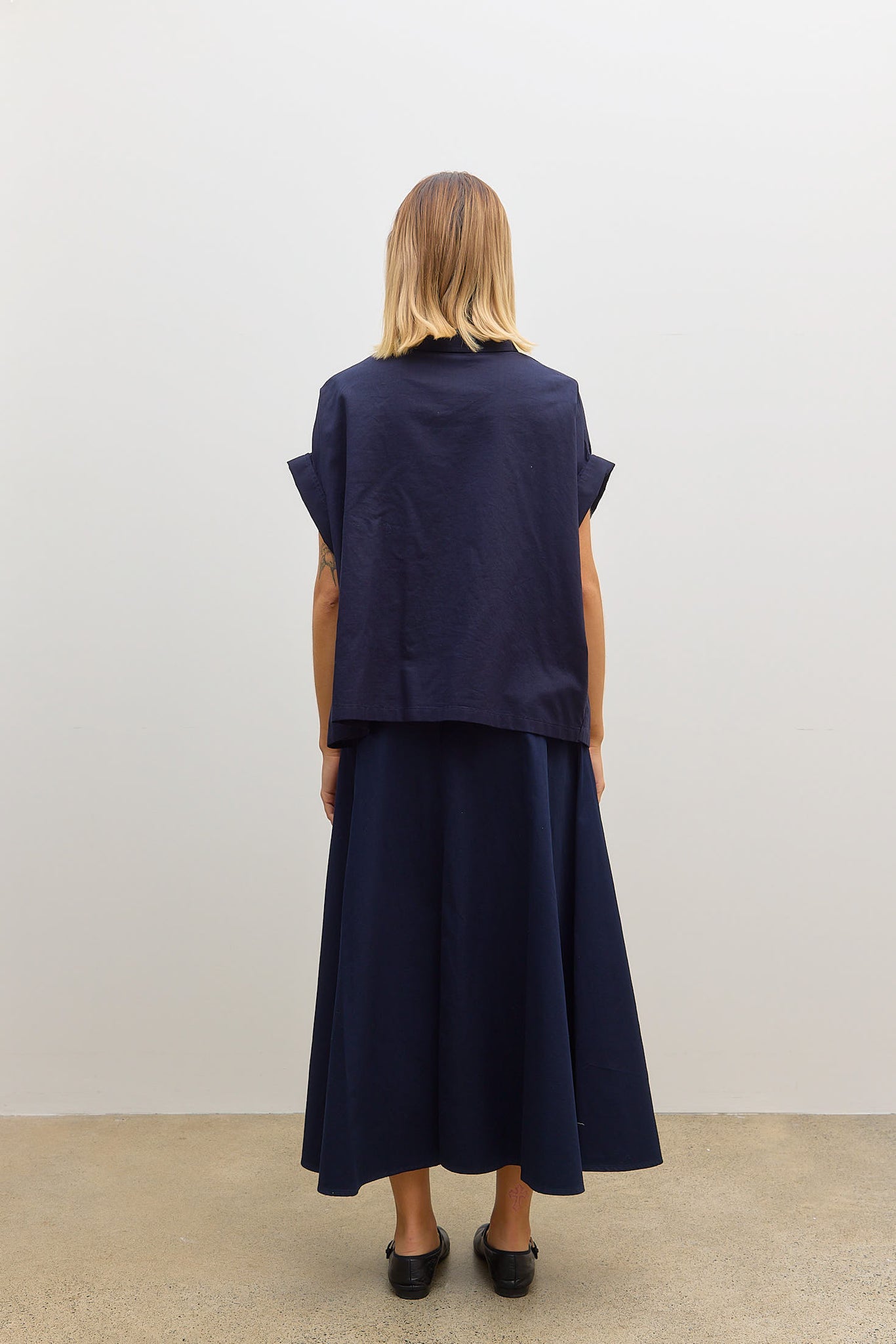 A Short Sleeve Short Blouse Navy