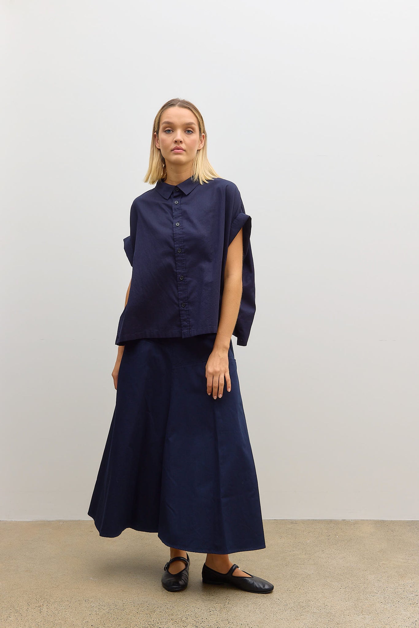 A Short Sleeve Short Blouse Navy