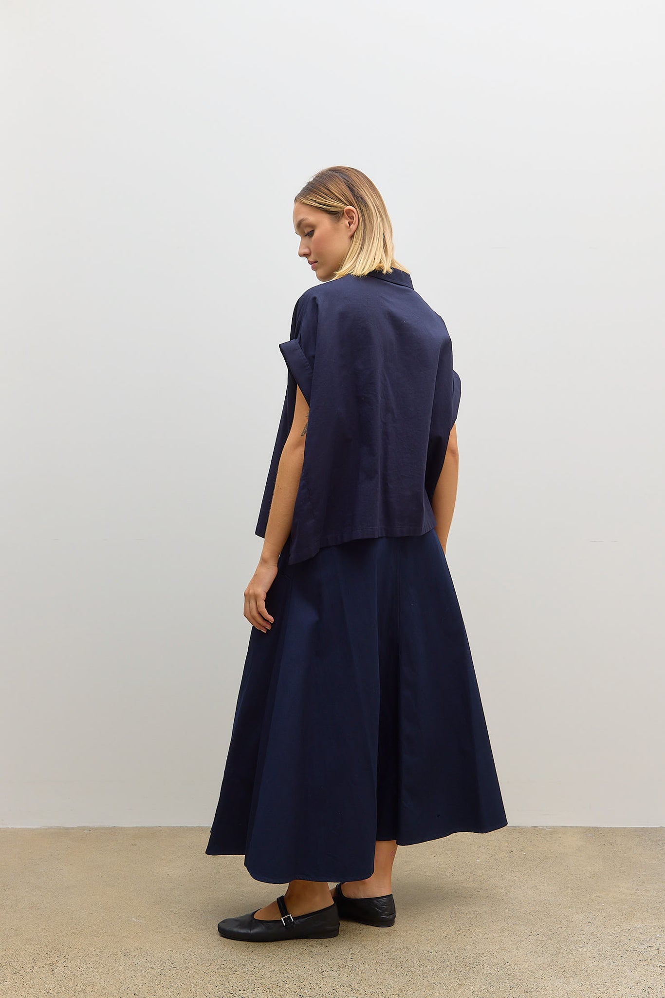 A Short Sleeve Short Blouse Navy